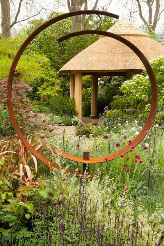 Metal art sculpture in a shape of circle #gardenSculptureIdeas #garden #landscaping #metal