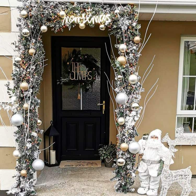 Beautiful front door Christmas decoration