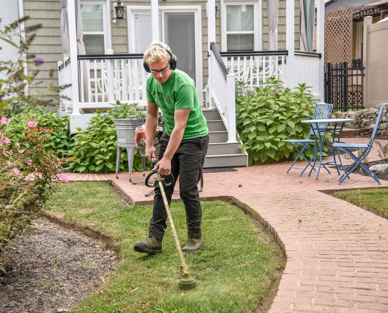How To Choose A Lawn Care Service In 2023