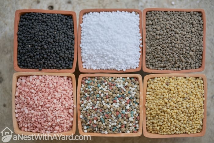 Six types of chemical fertilizers in clay pots